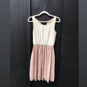 vintage-style pleated dress abstract pattern